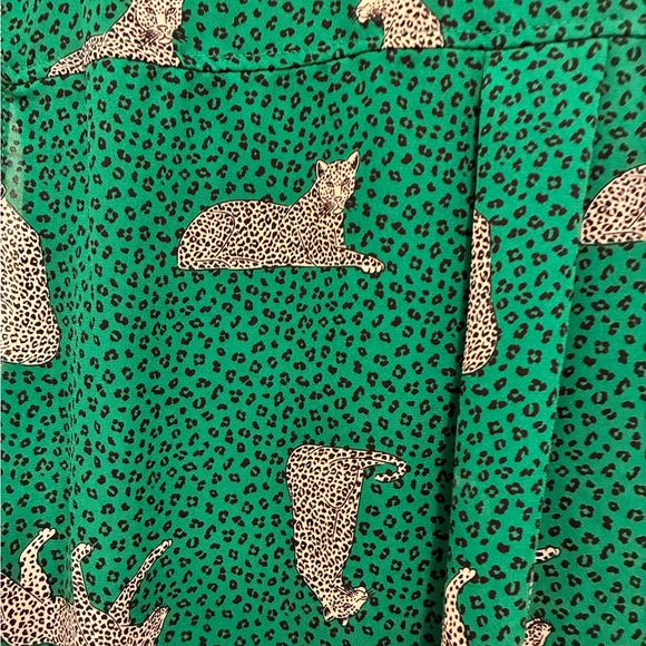 torrid Green leopard-Print Sleeveless Button-Up Blouse - Picture 4 of 4